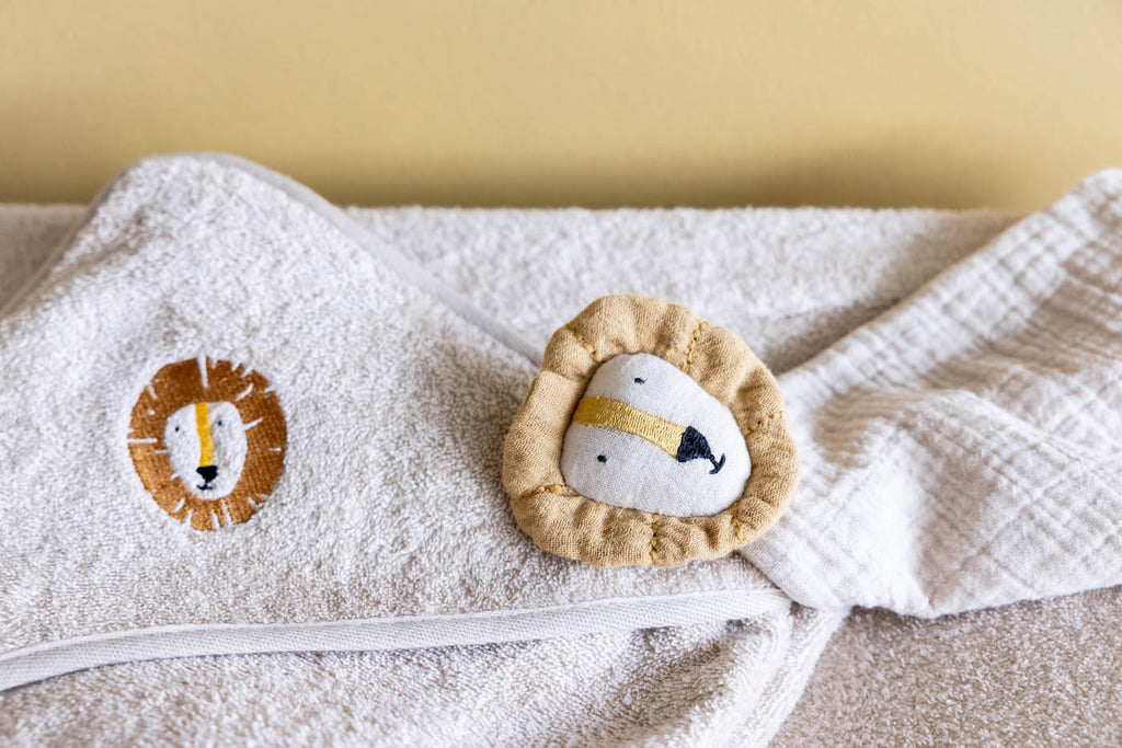 Trixie Mr. Lion comforter and poncho